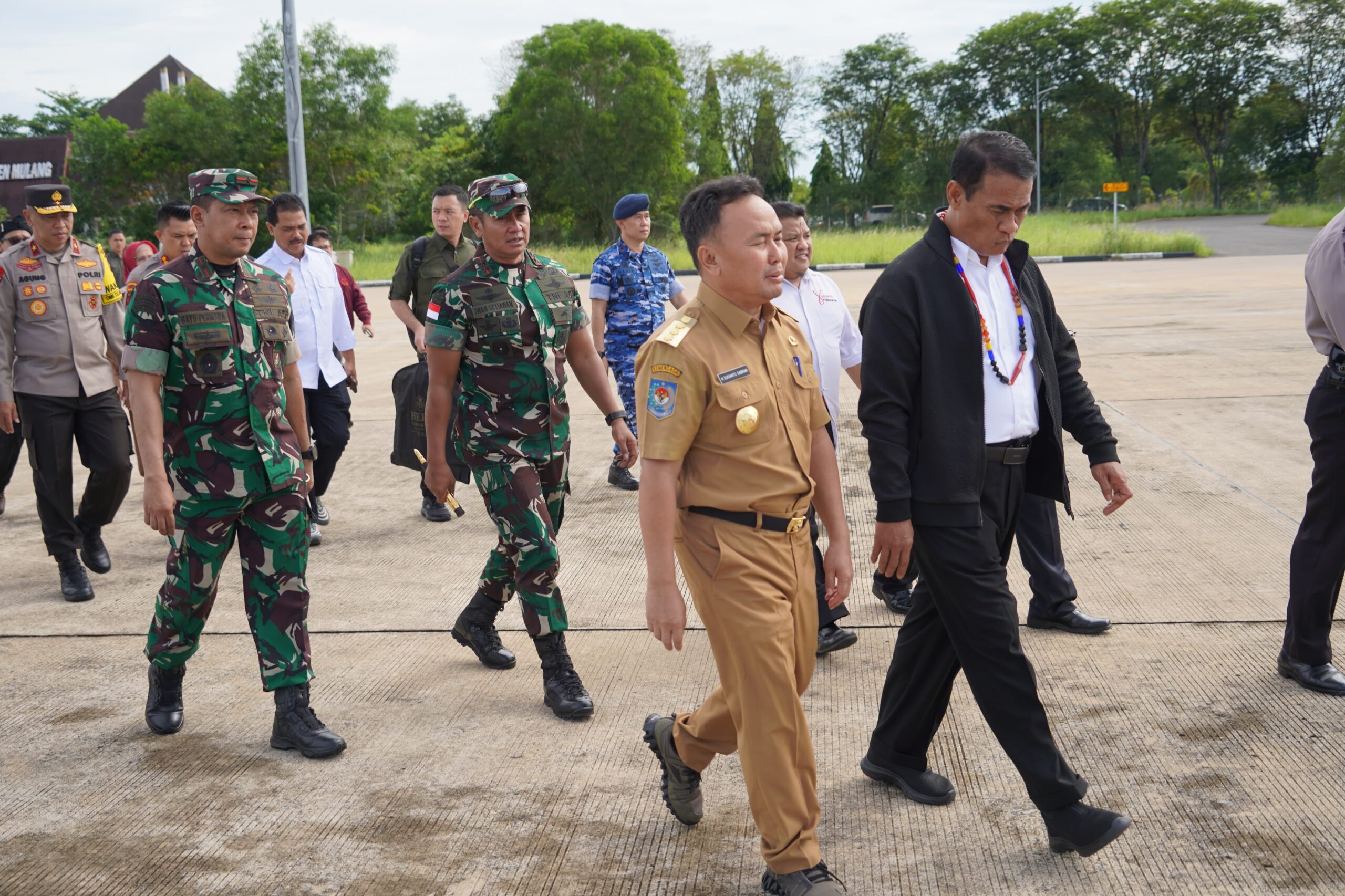 Pangdam XII/Tpr Beserta Danrem 102/Pjg Sambut Kedatangan Mentan RI dan Wamenhan RI