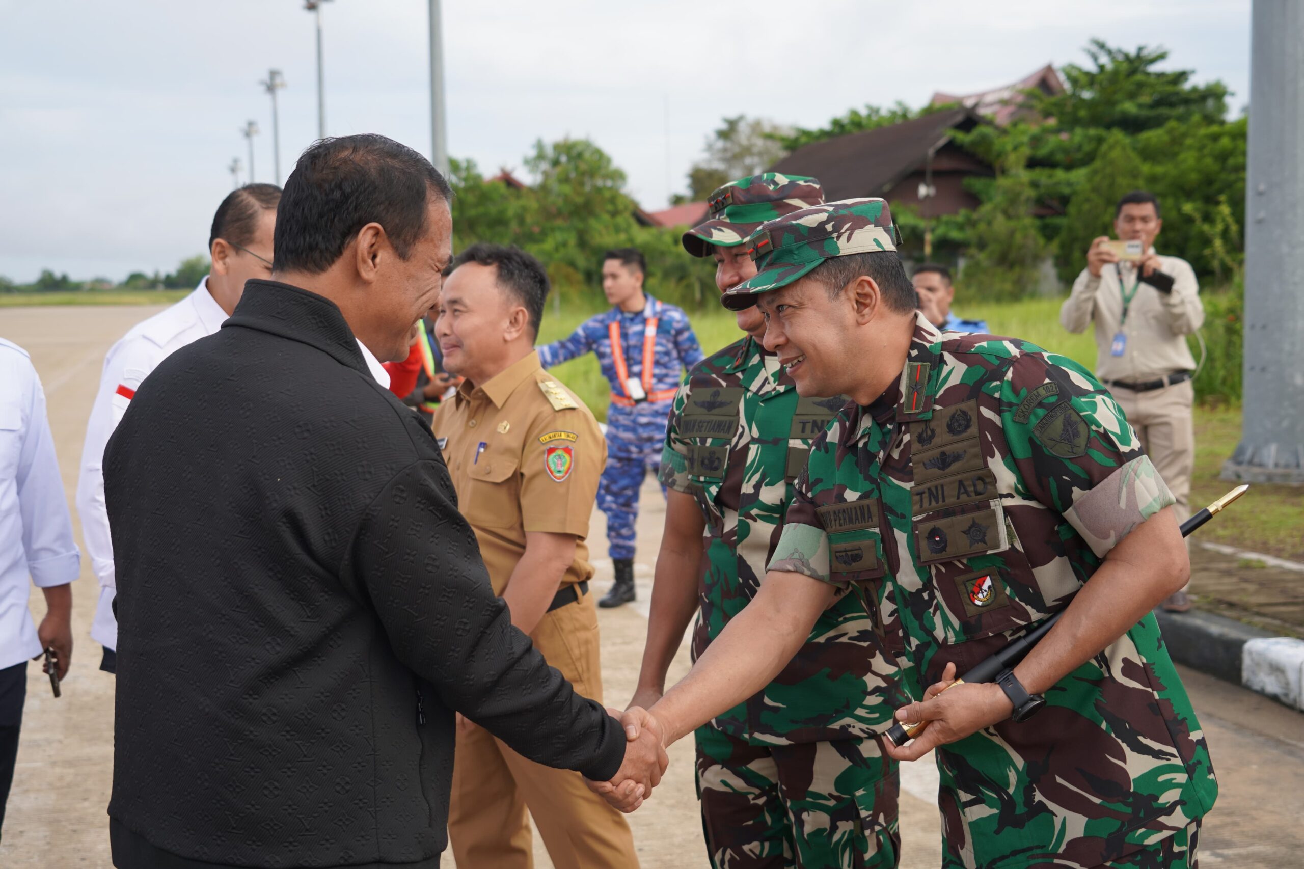 Pangdam XII/Tpr Beserta Danrem 102/Pjg Sambut Kedatangan Mentan RI dan Wamenhan RI