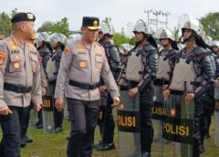 Kapolda Kalteng saat melakukan pengecekan Personil menghadapi Kesiapan Pengamanan Hari Buruh (May Day), Rabu (30/04/2025)