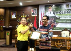 Pewarna Indonesia Beri Penghargaan Hakim Konstitusi Daniel Yusmic P Foekh.